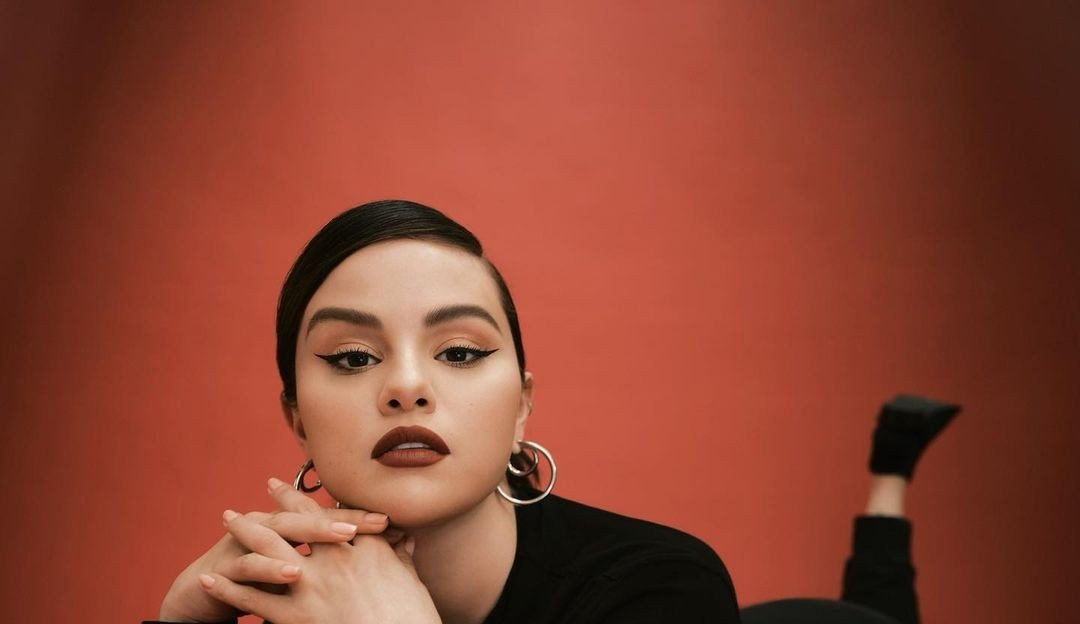 Selena Gomez posta em estúdio de gravação e faz fãs ficarem ansiosos