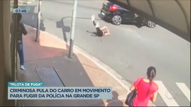 Criminosa pula do carro em movimento para fugir da polícia na grande SP